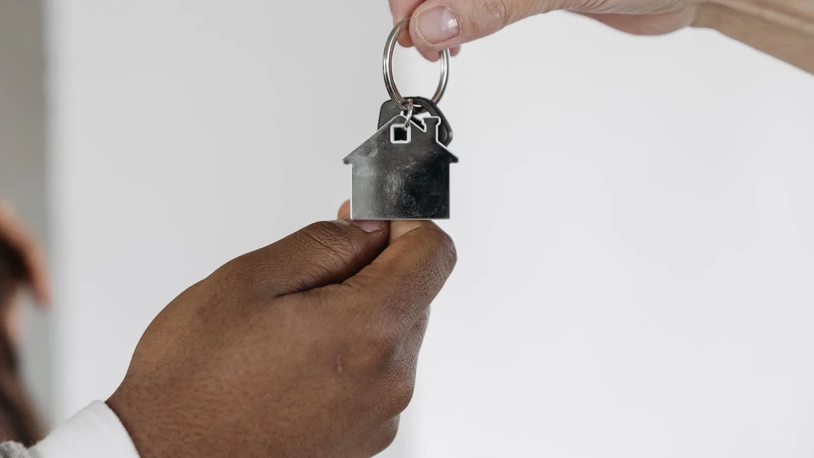 Remise des clés d'un logement entre le bailleur et le locataire